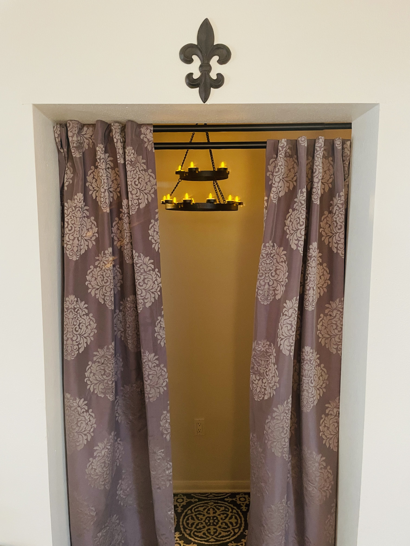 Der Flur führt zum F.R.I.E.N.D.S.-Badezimmer auf der rechten Seite und einer verschlossenen Tür auf ...