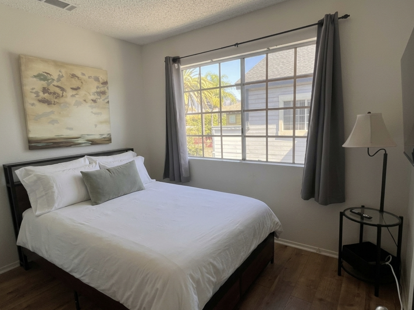 Gated 2bed/2ba Condo, Easy Access to Fwy & Metro Train