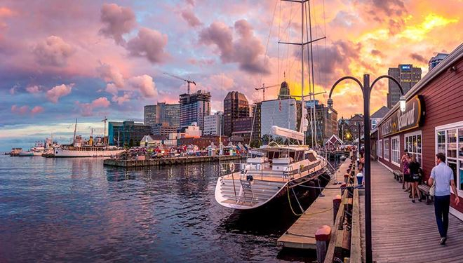 Die schöne Uferpromenade von Halifax - eine zwanzigminütige Fahrt entfernt.