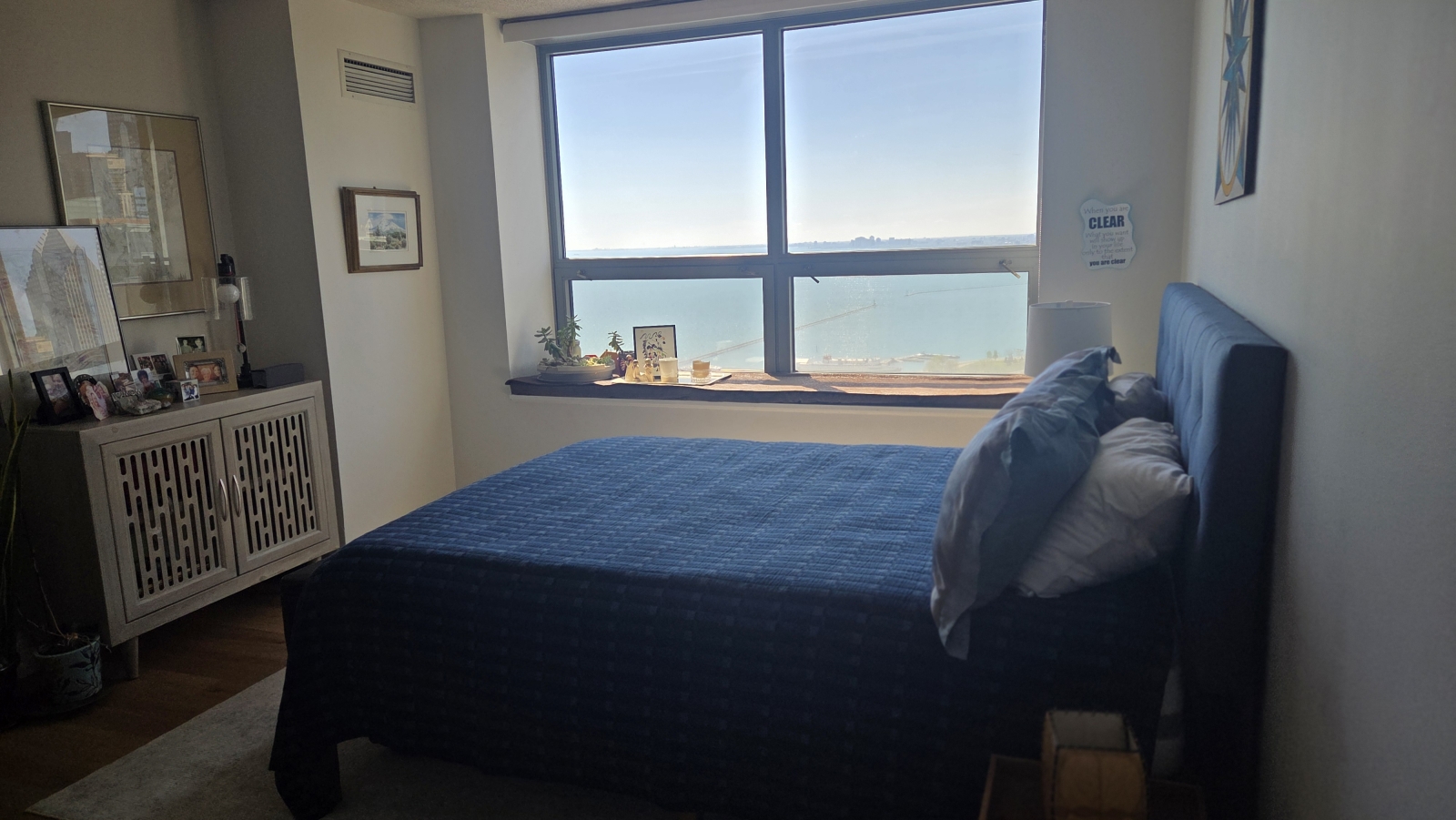 Segundo dormitorio en suite con cama de matrimonio, orientado al sur.