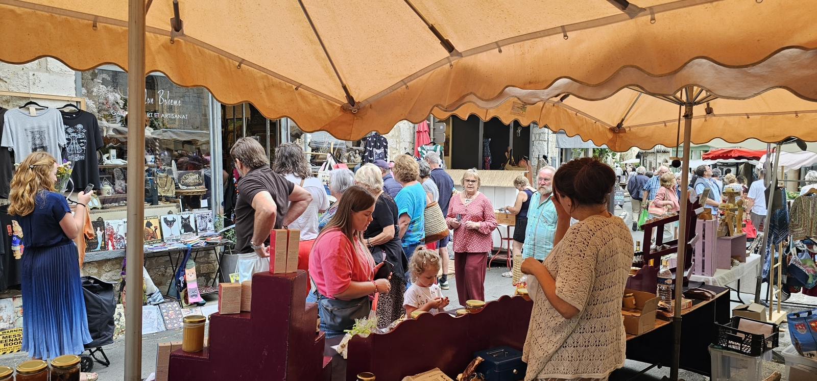 The Sunday morning market in Issegeac (issy-shack) is 1 of the 10 best in France. 12 minute drive from our house.