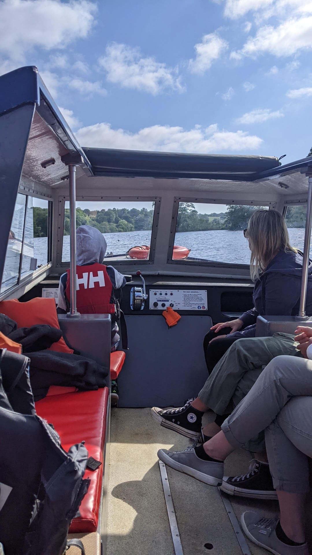 U kunt een dagboot huren en hiervoor heeft u geen vaarbewijs nodig. 5 minuten introductie en je kunt ...