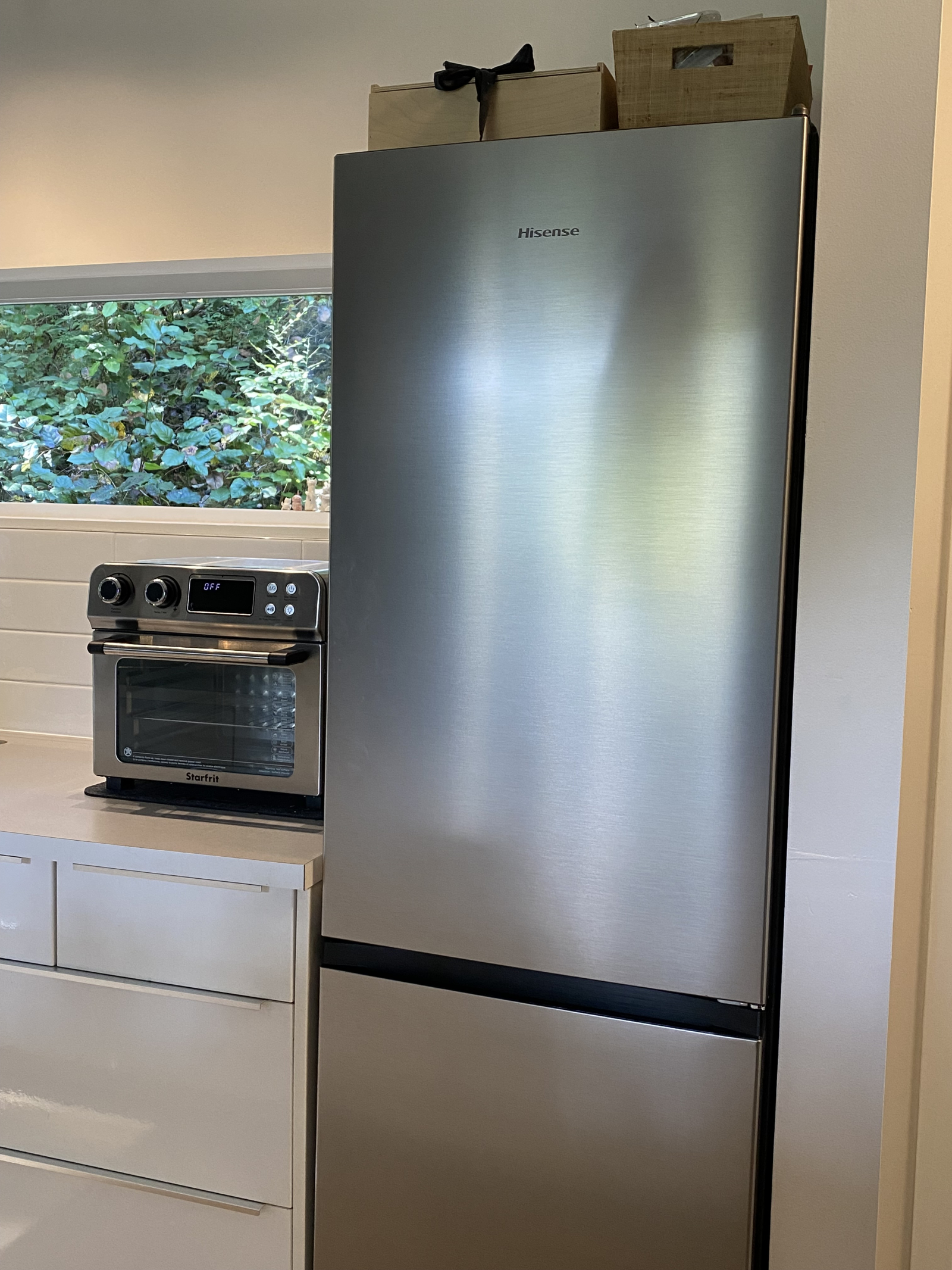 Brandneuer Kühlschrank und Heißluftfritteuse/Toaster