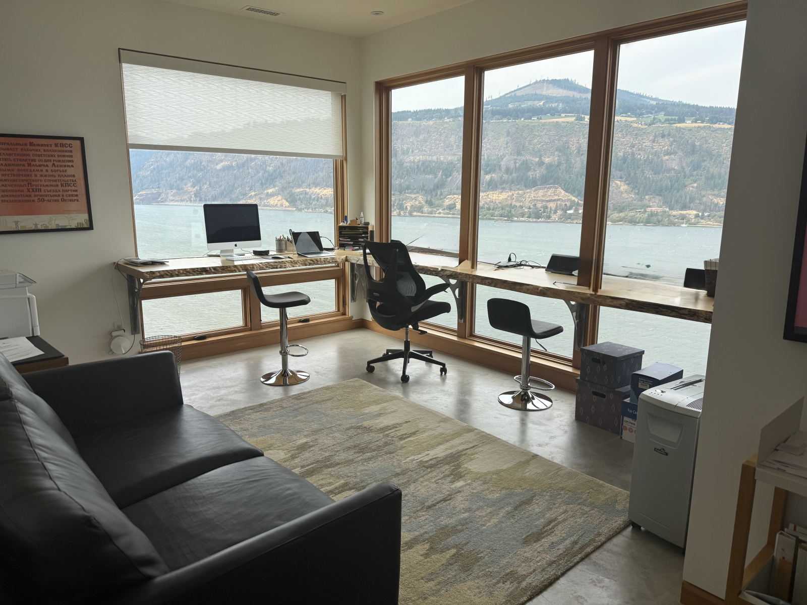 ¡Oficina con vistas! Sofá extraíble de tamaño completo (marca American Leather).