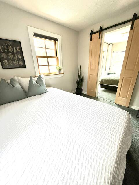 Arvada Olde town cabin feel home with hot tub and sauna.