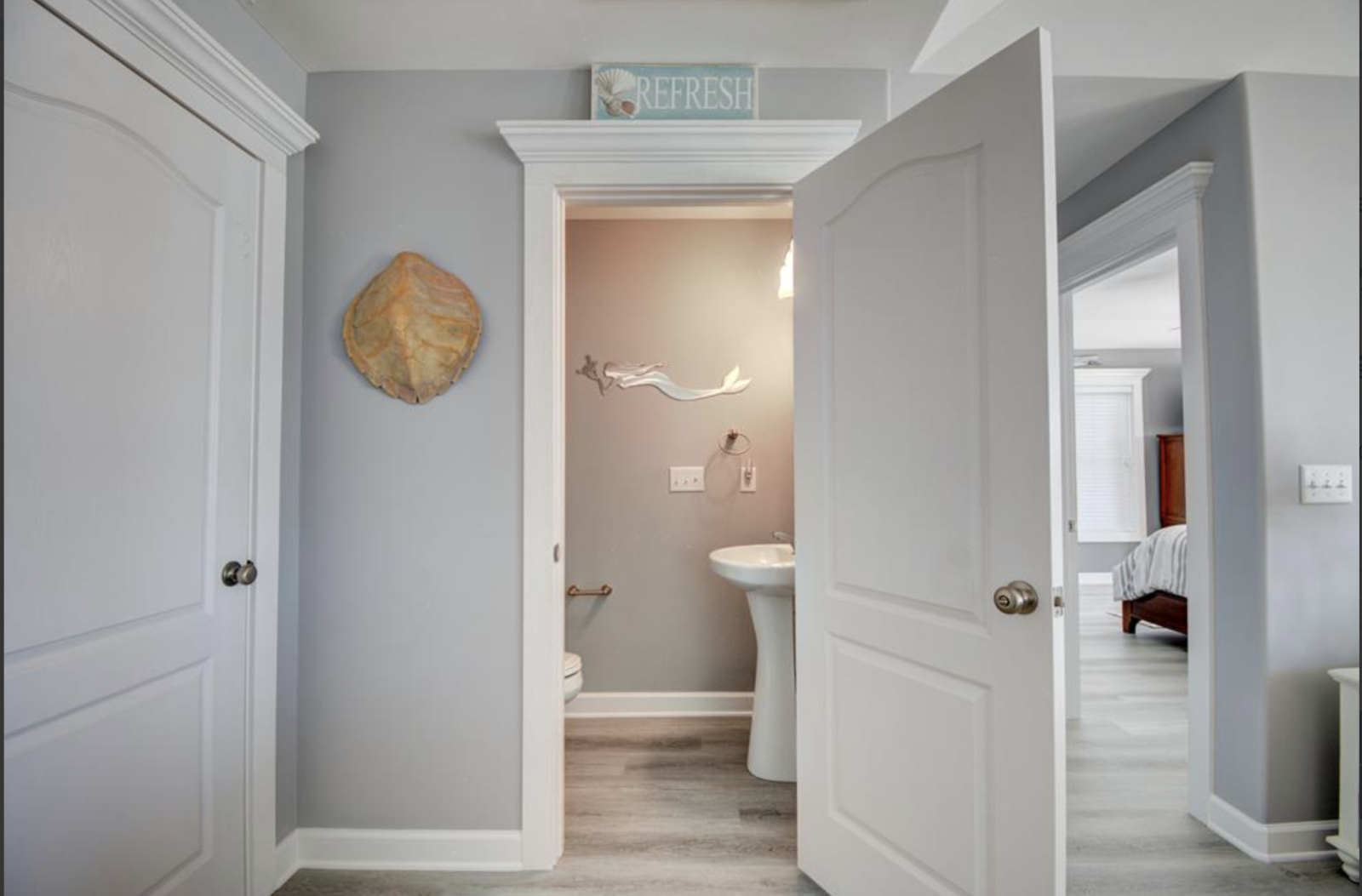 Lavabo no nível principal, fora da sala da família.