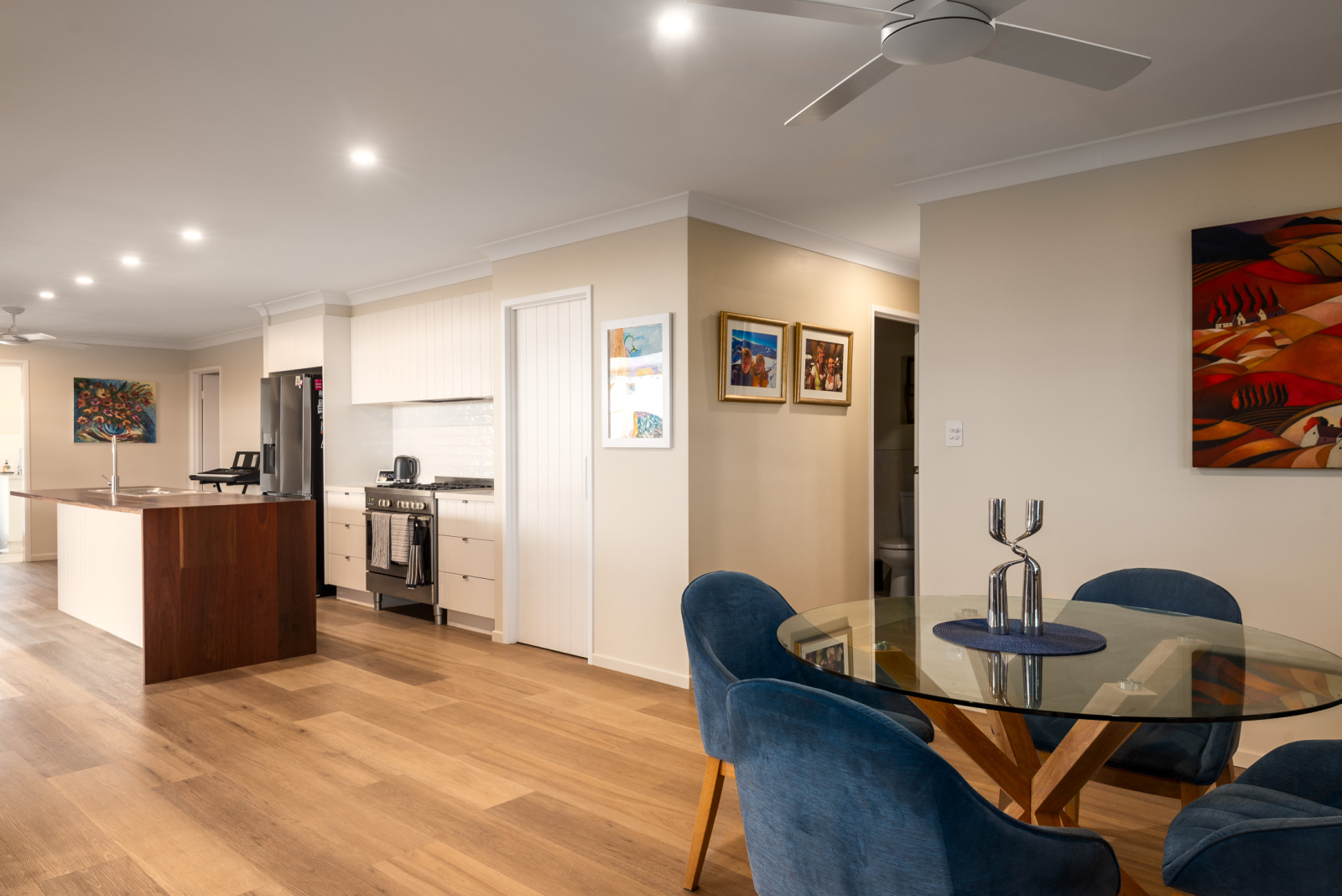 L’espace de restauration décloisonné le rend parfait pour partager des repas, prendre le café du mat ...