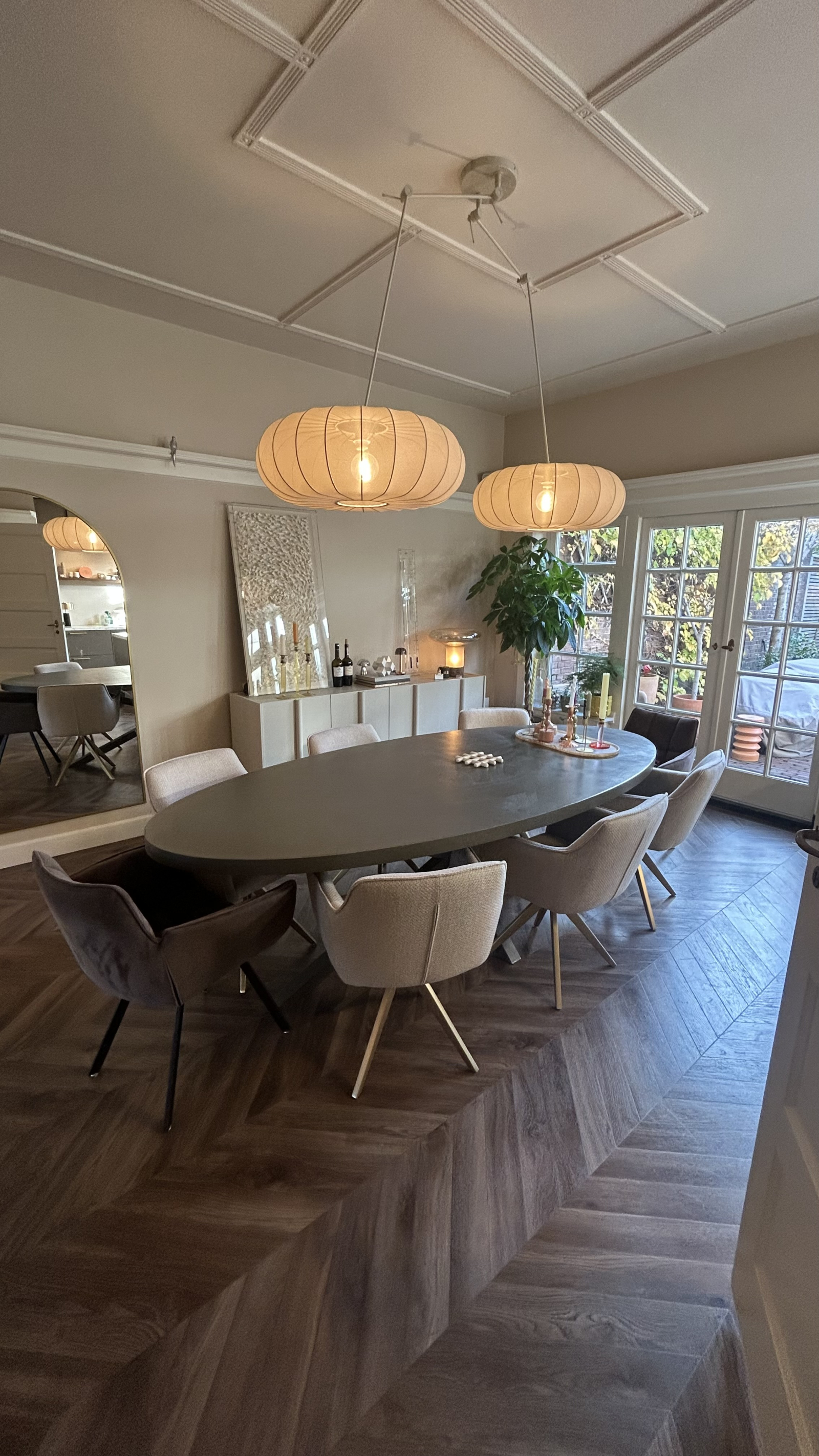 Eetkamer met open keuken, mogelijkheid om met 8–10 aan tafel te zitten. Open slaande deuren naar tui ...