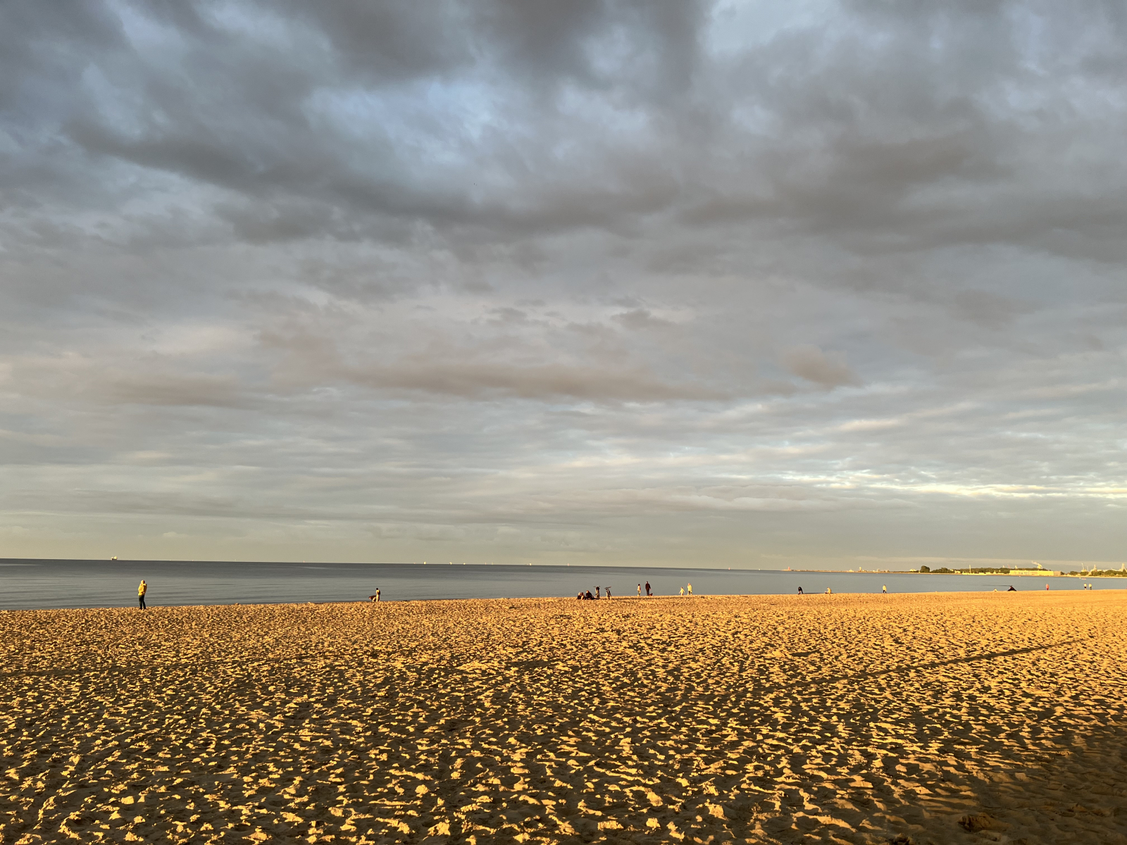 Junto a un gran parque y una playa de arena en una gran ciudad antigua