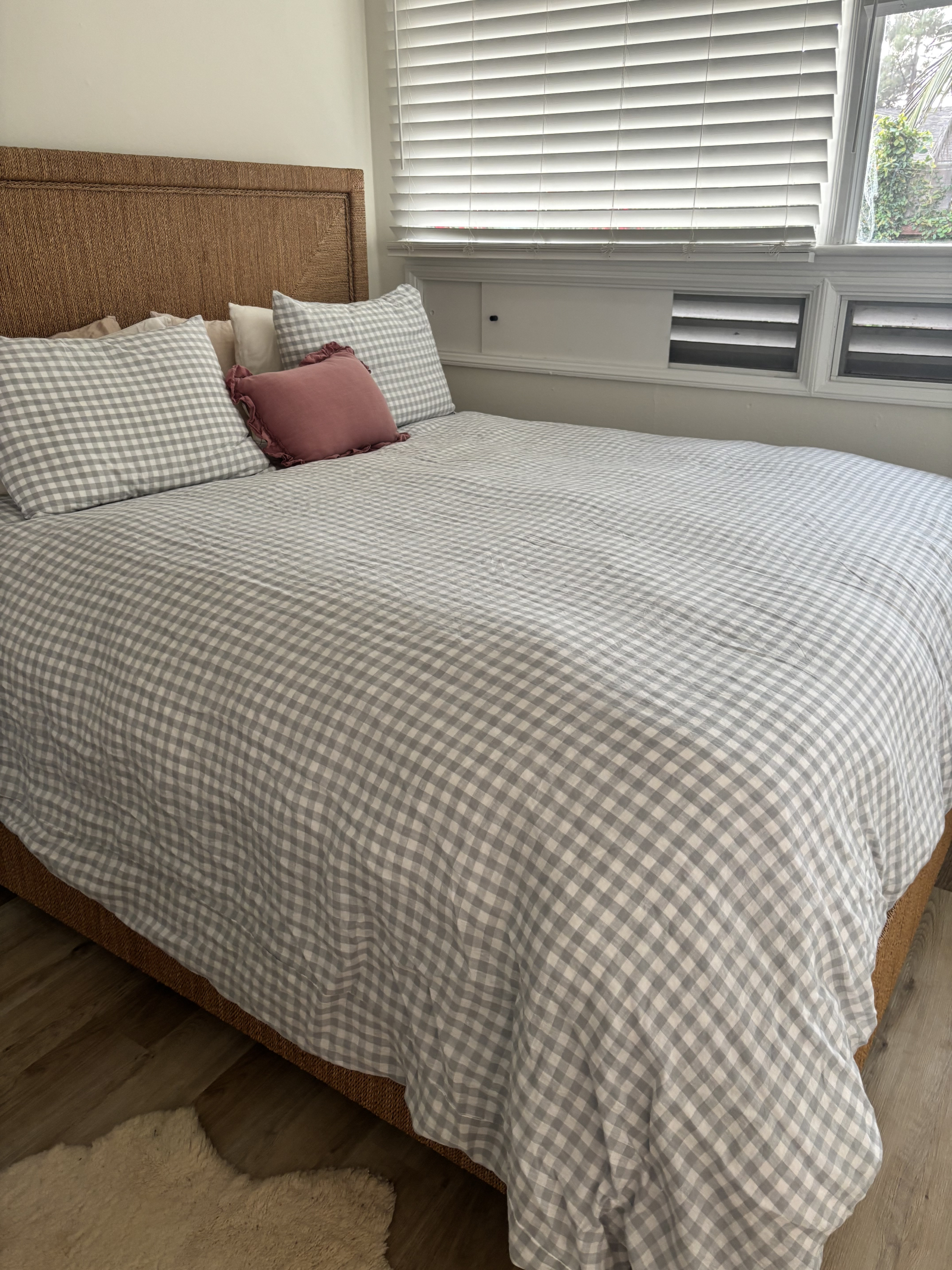 Dormitorio 1 con cama king size y ventana al patio trasero