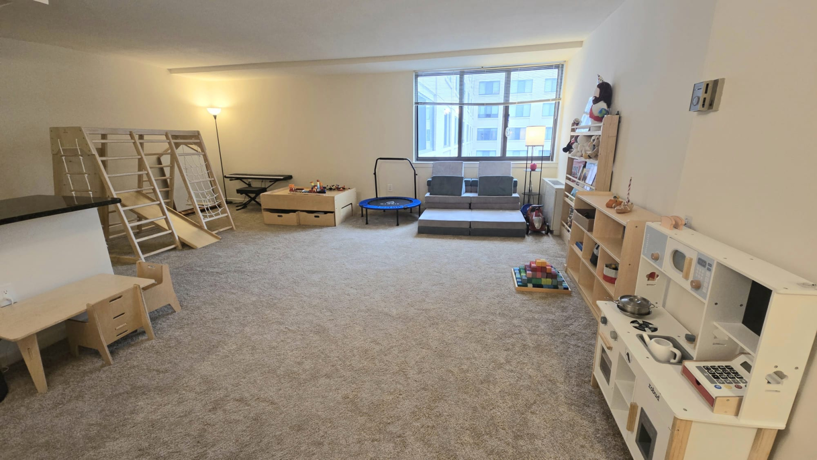 Woonkamer - kindvriendelijk (wordt geleverd met een speelgym, speelgoedkeuken, montessoriplank, boek ...