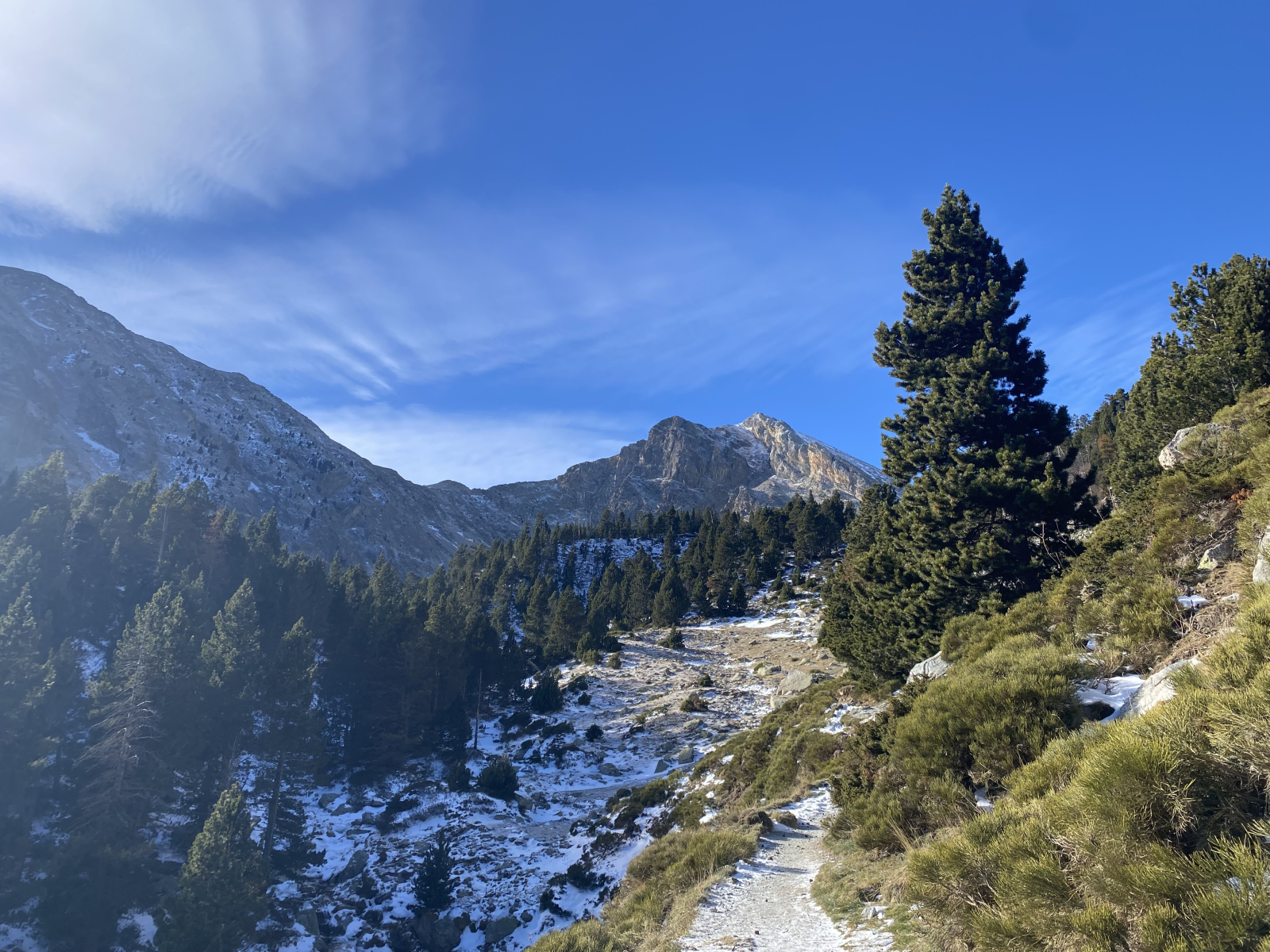 Cataluña, a medio camino del volcán, con una vista preciosa de Olot y sus colinas circundantes.