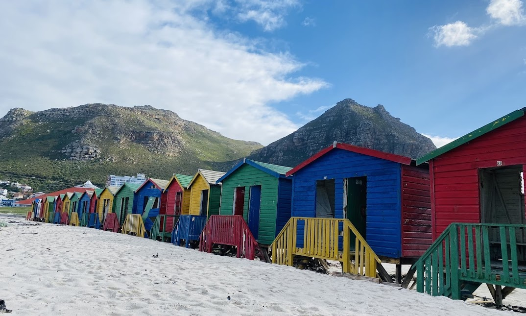 Surfen, Sonnenaufgänge, Wasserrutschen, Putt Putt und Familienspaß – deine Muizenberg-Flucht wartet...