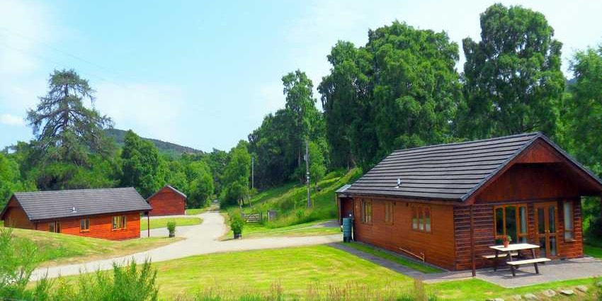 Capanna delle Highlands scozzesi circondata dalla natura