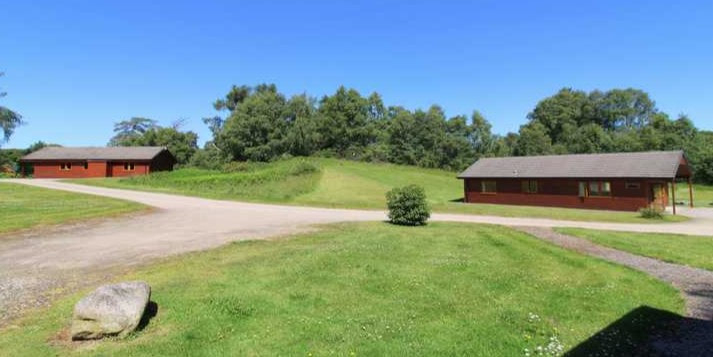 Capanna delle Highlands scozzesi circondata dalla natura