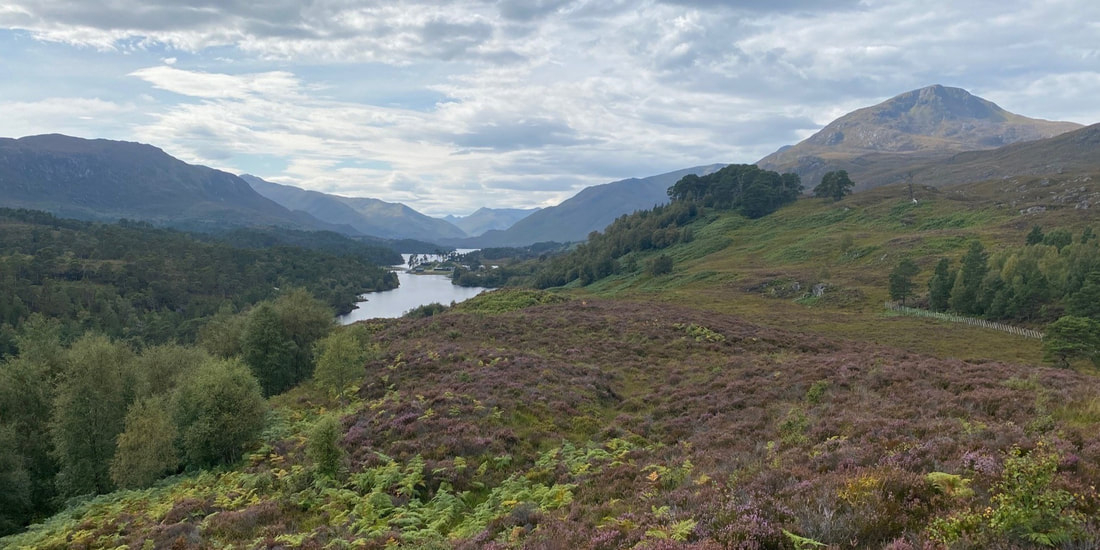 Capanna delle Highlands scozzesi circondata dalla natura