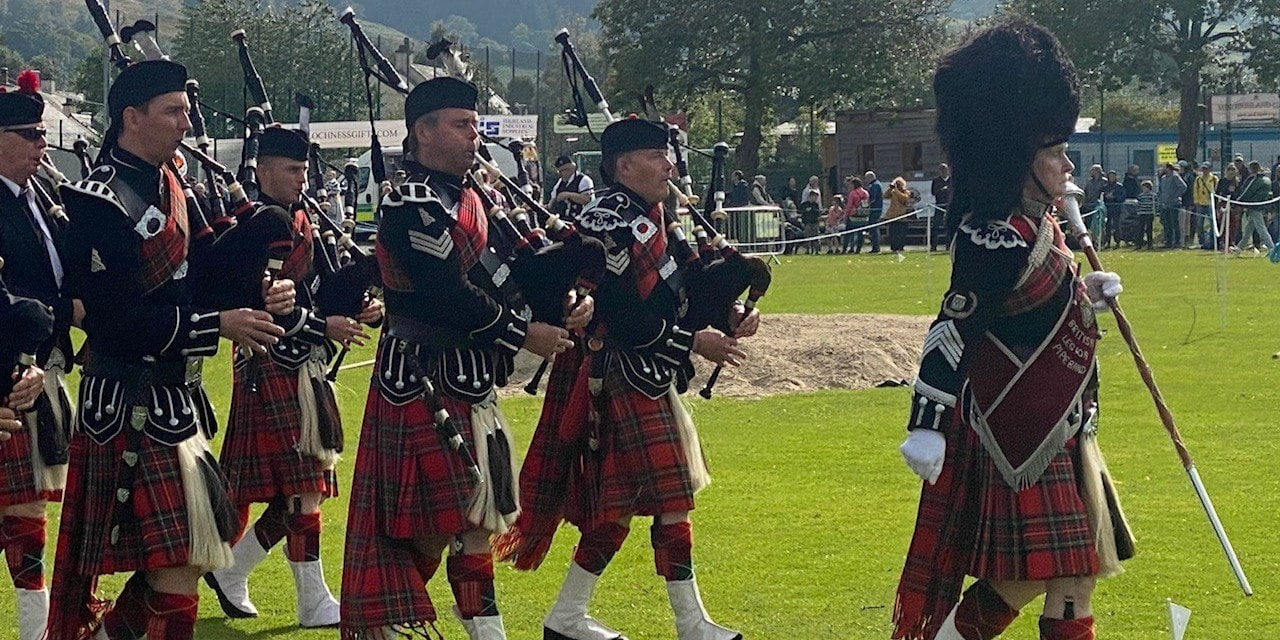 Capanna delle Highlands scozzesi circondata dalla natura