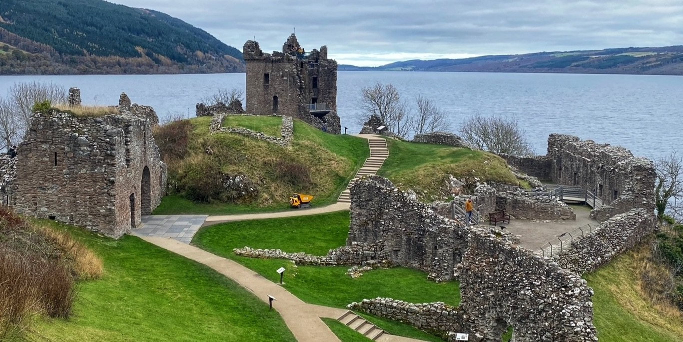 Capanna delle Highlands scozzesi circondata dalla natura