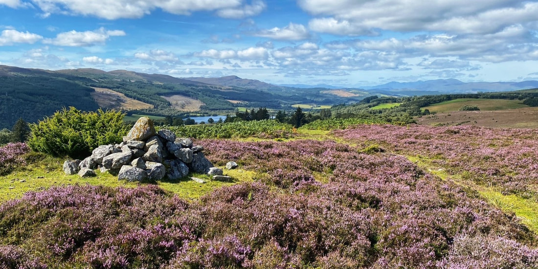 Capanna delle Highlands scozzesi circondata dalla natura