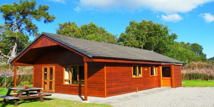 Capanna delle Highlands scozzesi circondata dalla natura