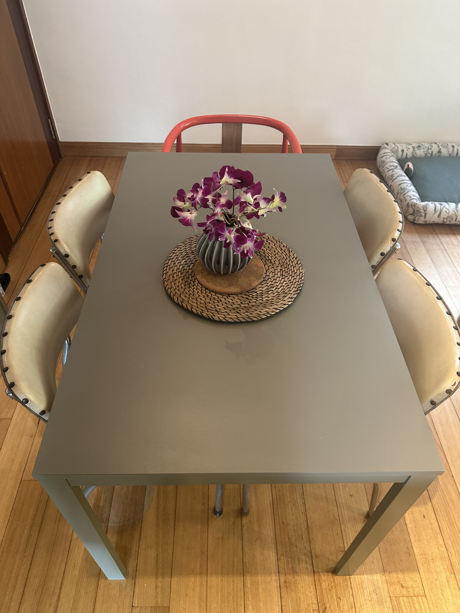 A mesa é extensível, acomoda confortavelmente 8 pessoas