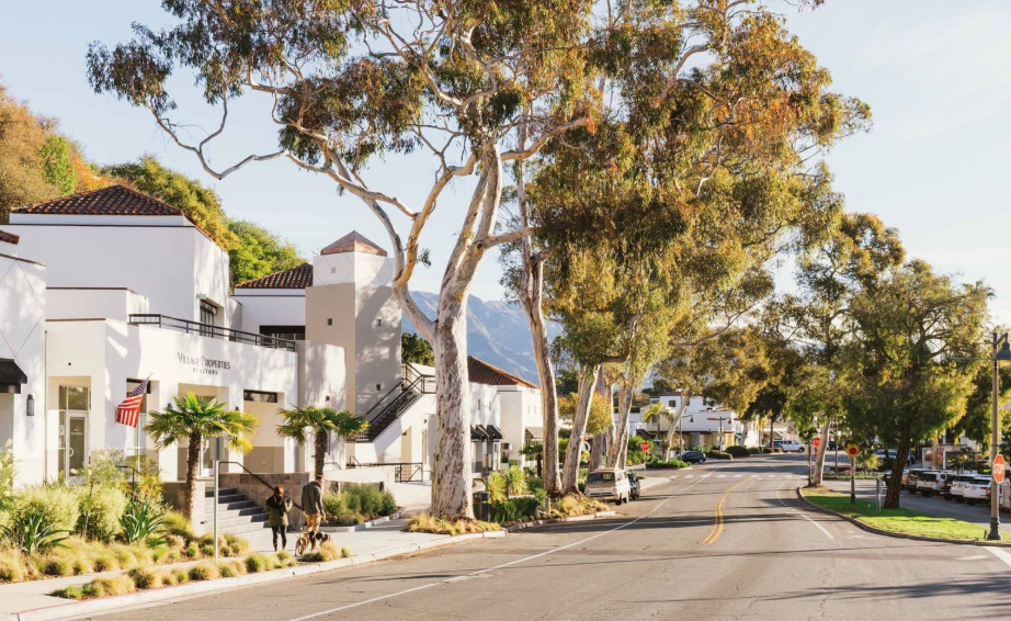 Coast Village Road, a 5 minutos andando de nuestra casa, con muchos restaurantes y tiendas