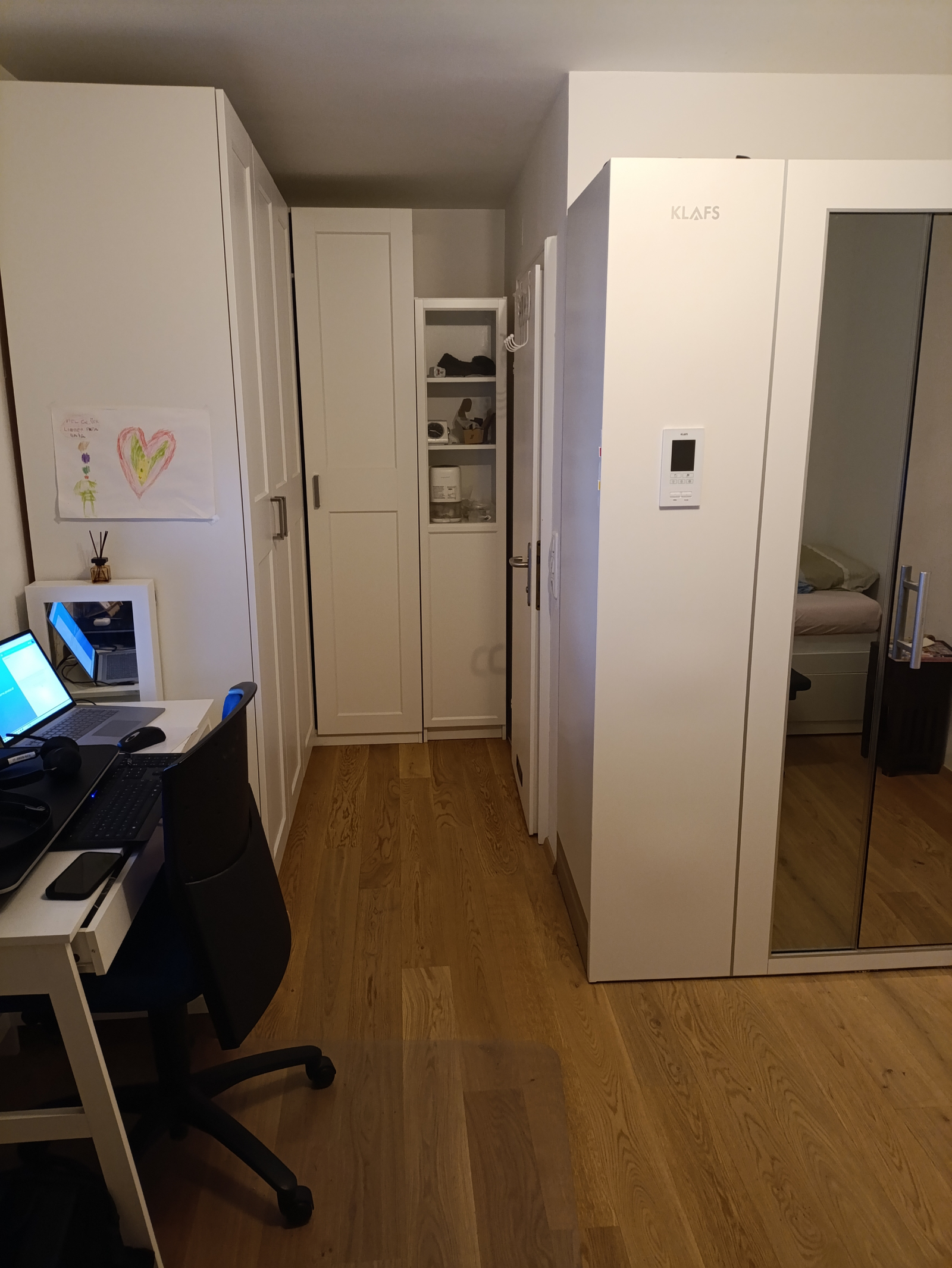 3º dormitorio con escritorio y baño pequeño en suite