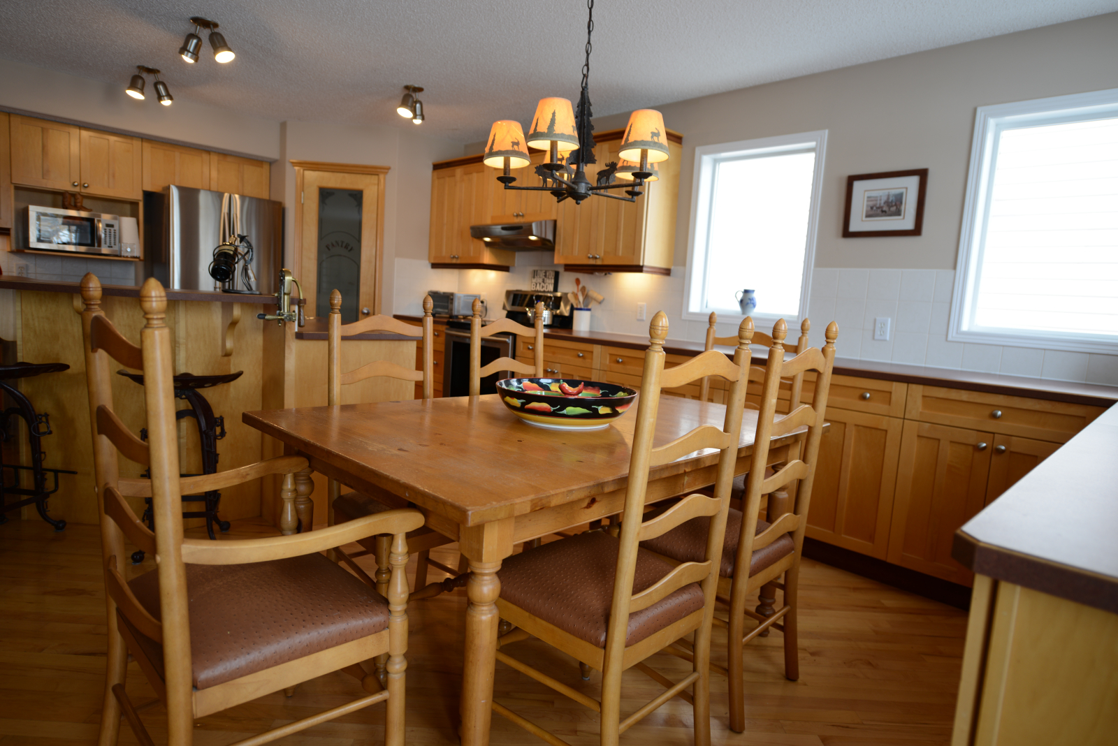 Dining, the table can extend to accommodate 8 people