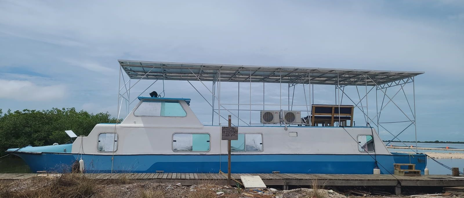 Casa flotante solar en la ciudad de San Pedro, Belice