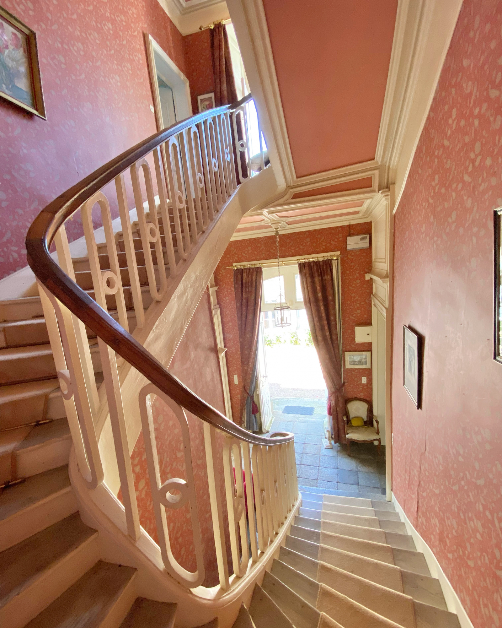 Escadaria principal para o primeiro andar