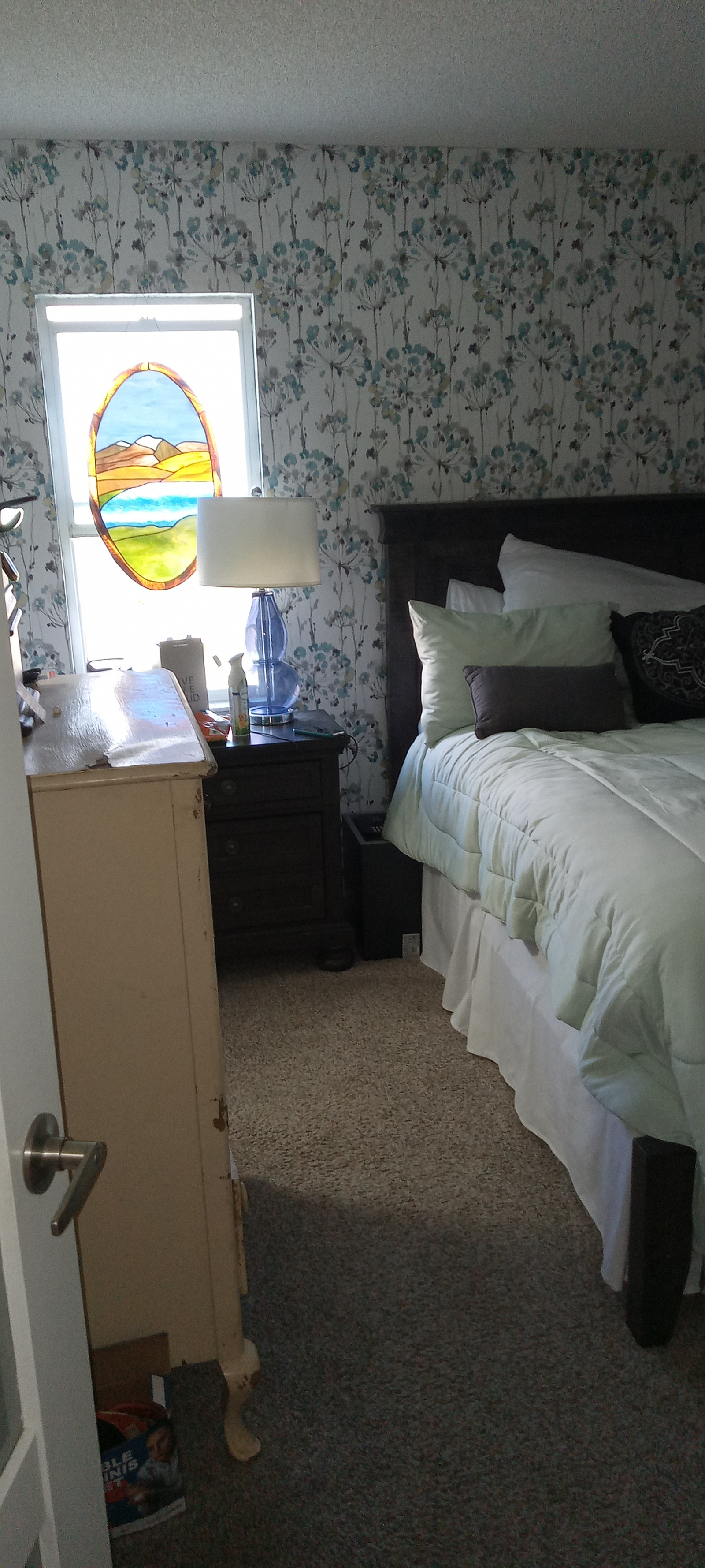 Hoofdslaapkamer met een queensize bed en badkamer en-suite. Grote inloopkast met een klein zitgedeel ...