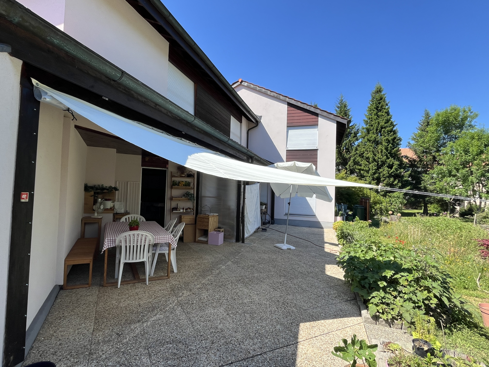 La nostra terrazza è esposta a est. Una delizia per la colazione al sole. In caso di tempo molto cal ...