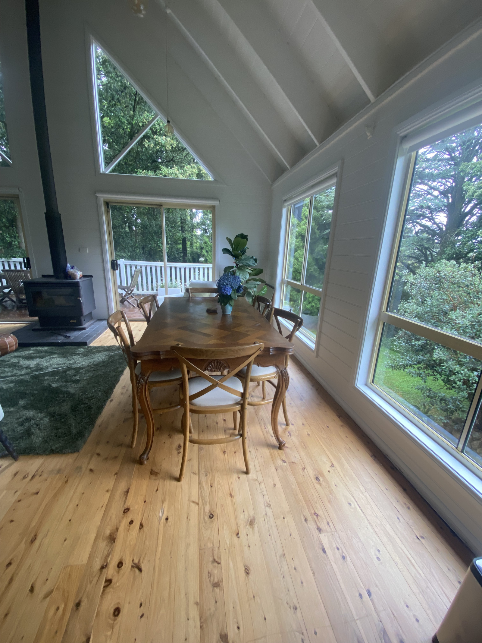 Grande e soleggiato tavolo da pranzo