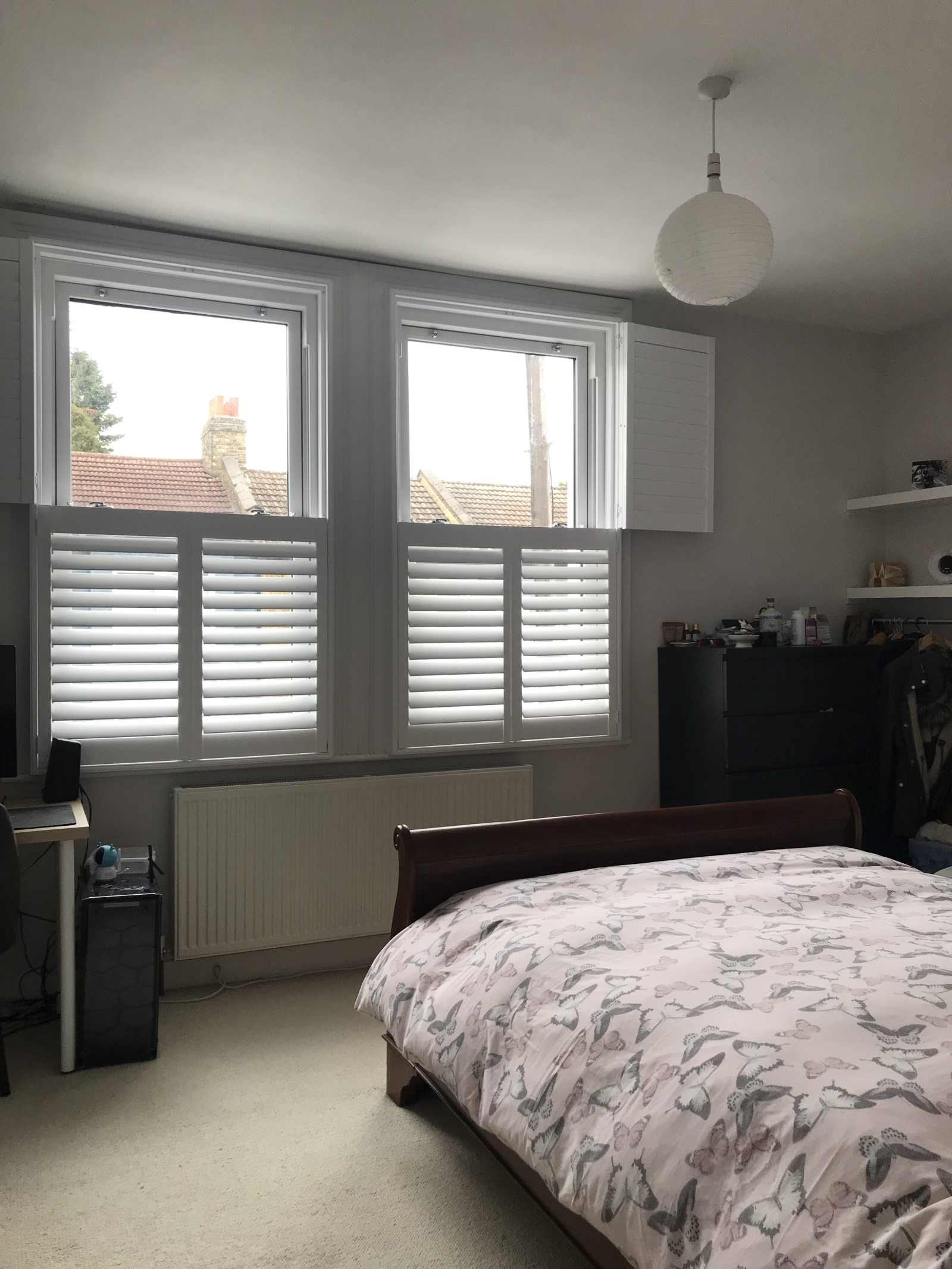 Quarto 1 - Quarto duplo amplo e luminoso com persianas modernas. Cama de trenó king size e uma escri ...