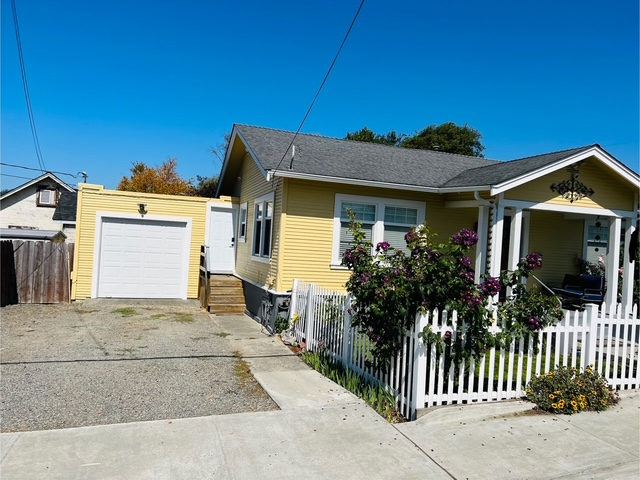El camino de entrada tiene capacidad para dos autos y también hay estacionamiento en la calle si lo ...