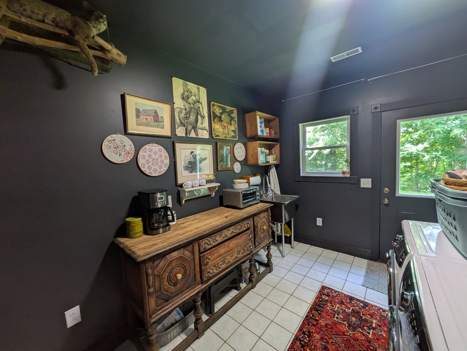 Buanderie équipée d’un évier utilitaire et d’une entrée supplémentaire