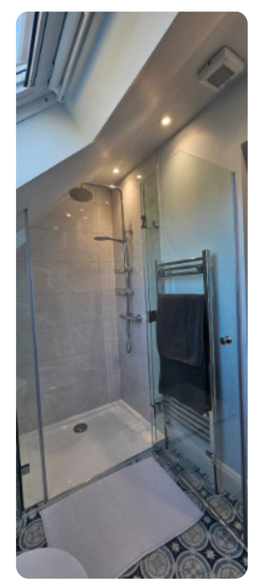 Douche à l’italienne Loft balayé par le vent avec pomme de douche en cascade !