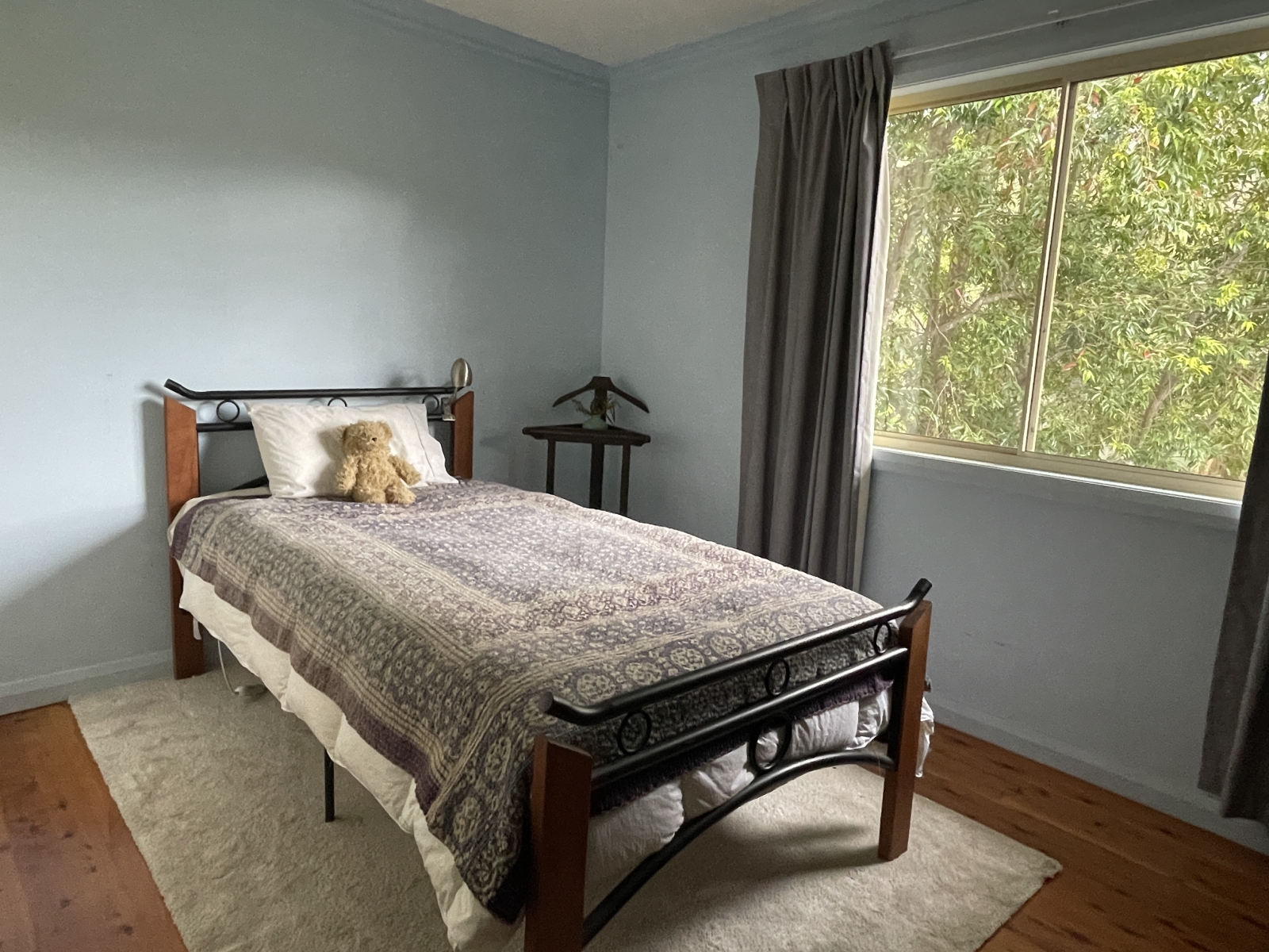 Drittes Schlafzimmer mit Blick auf den Hinterhof und das Buschland. Kingsize-Einzelbett.
