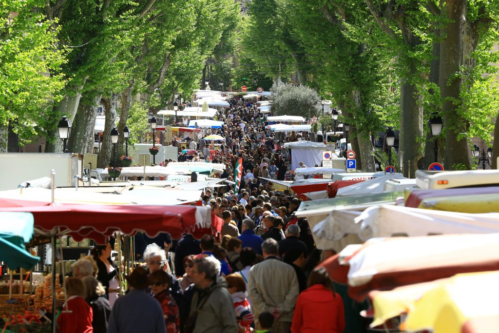 Cada martes por la mañana, el mercado de Lorgues ocupa todo el centro del pueblo. ¡Tiene más de un kilómetro de longitud! Puedes encontrar productos locales, queso, salchichas, pescado, miel, hierbas, cestas tejidas, ramos de lavanda y mucho más.