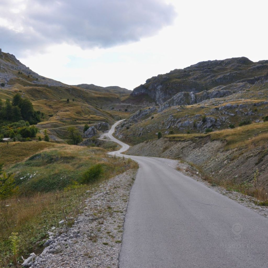 Schilderachtige bergweg op Visocica die Sarajevo verbindt met Konjic