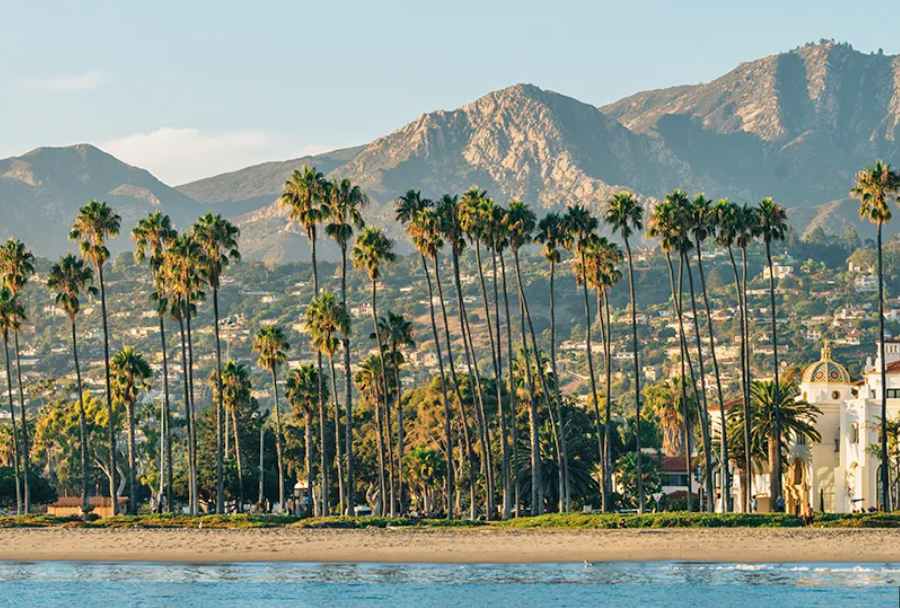 Vista de la playa y las montañas de Santa Bárbara