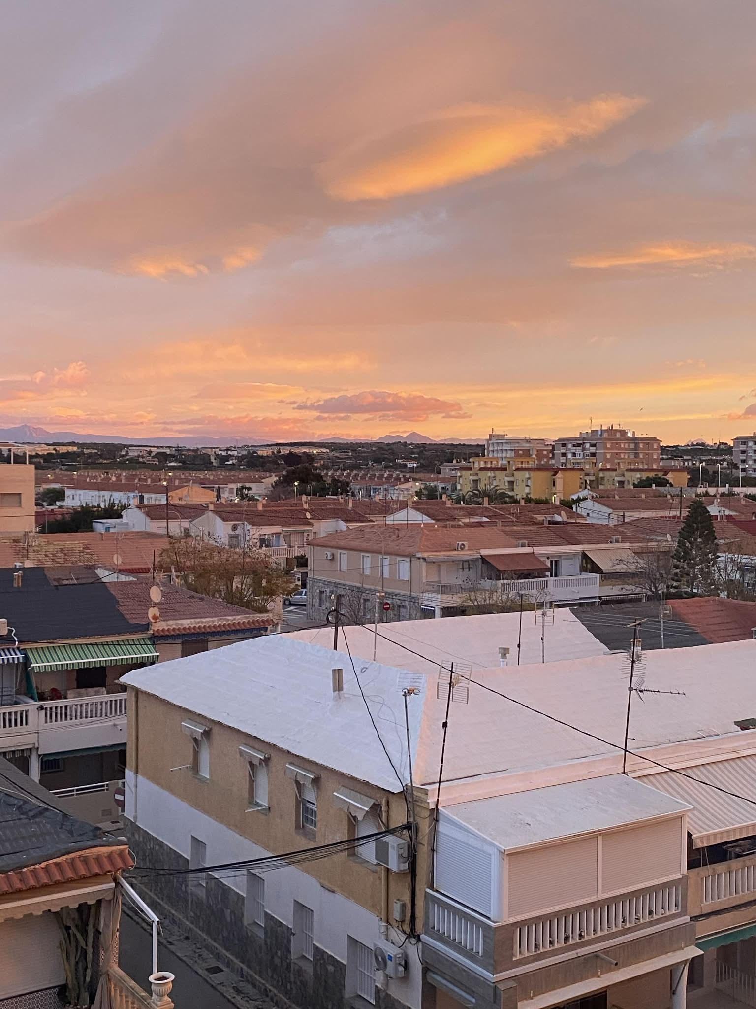 Een plek met 320 zonnige dagen en nooit echt koud, met twee slaapkamers, ~60m² schattig appartement op slechts 100 meter van de (zeer rustige, zeer kindvriendelijke) zee, in Santa Pola, slechts 15 minuten van de luchthaven van Alicante! :)