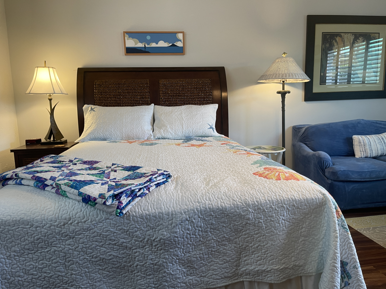 De gastensuite ʻohana beschikt over een queensize Tempur-Pedic® bed met een verstelbare basis die zowel het hoofd als de voeten omhoog en omlaag laat zakken voor persoonlijk comfort.