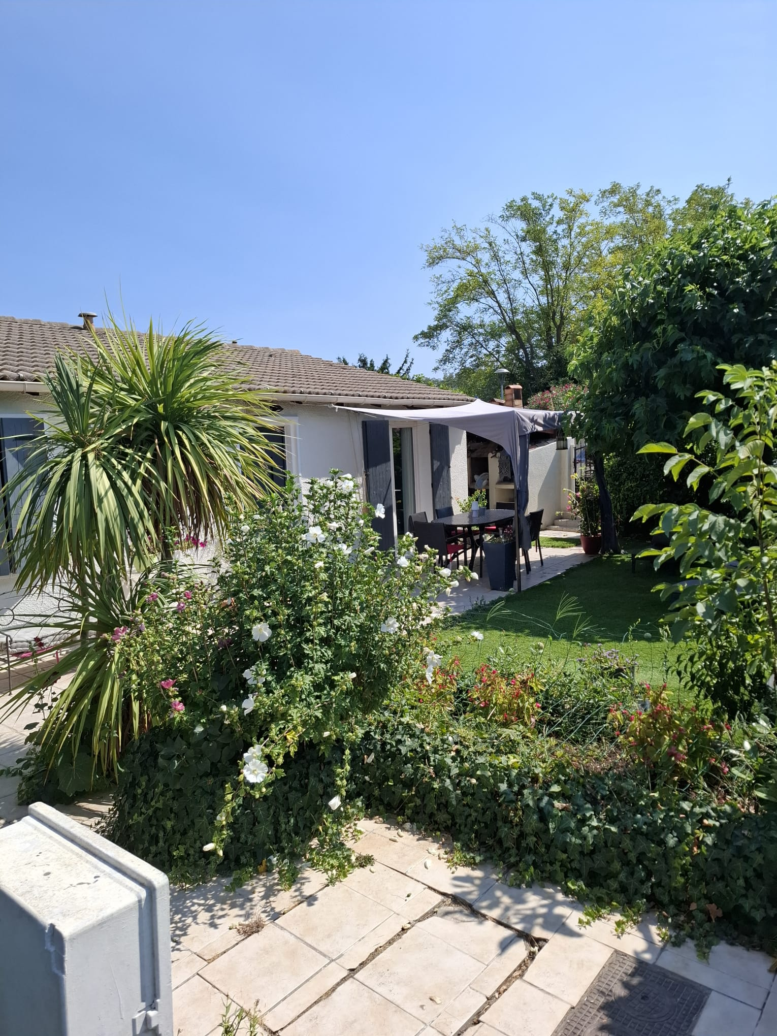 3 bedroom house with swimming pool 15 minutes from Aix En Provence at the gates of the Luberon