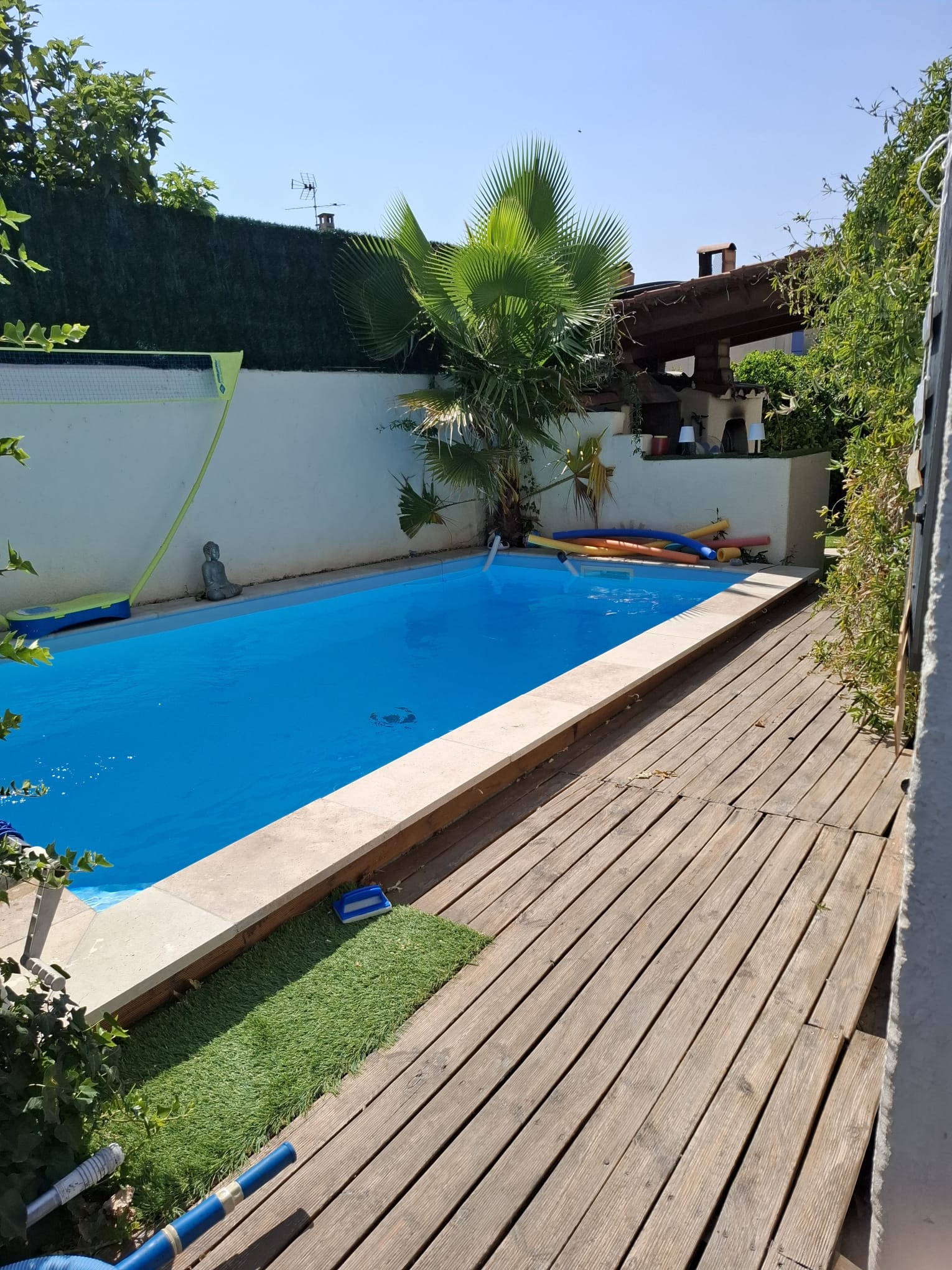 3 bedroom house with swimming pool 15 minutes from Aix En Provence at the gates of the Luberon