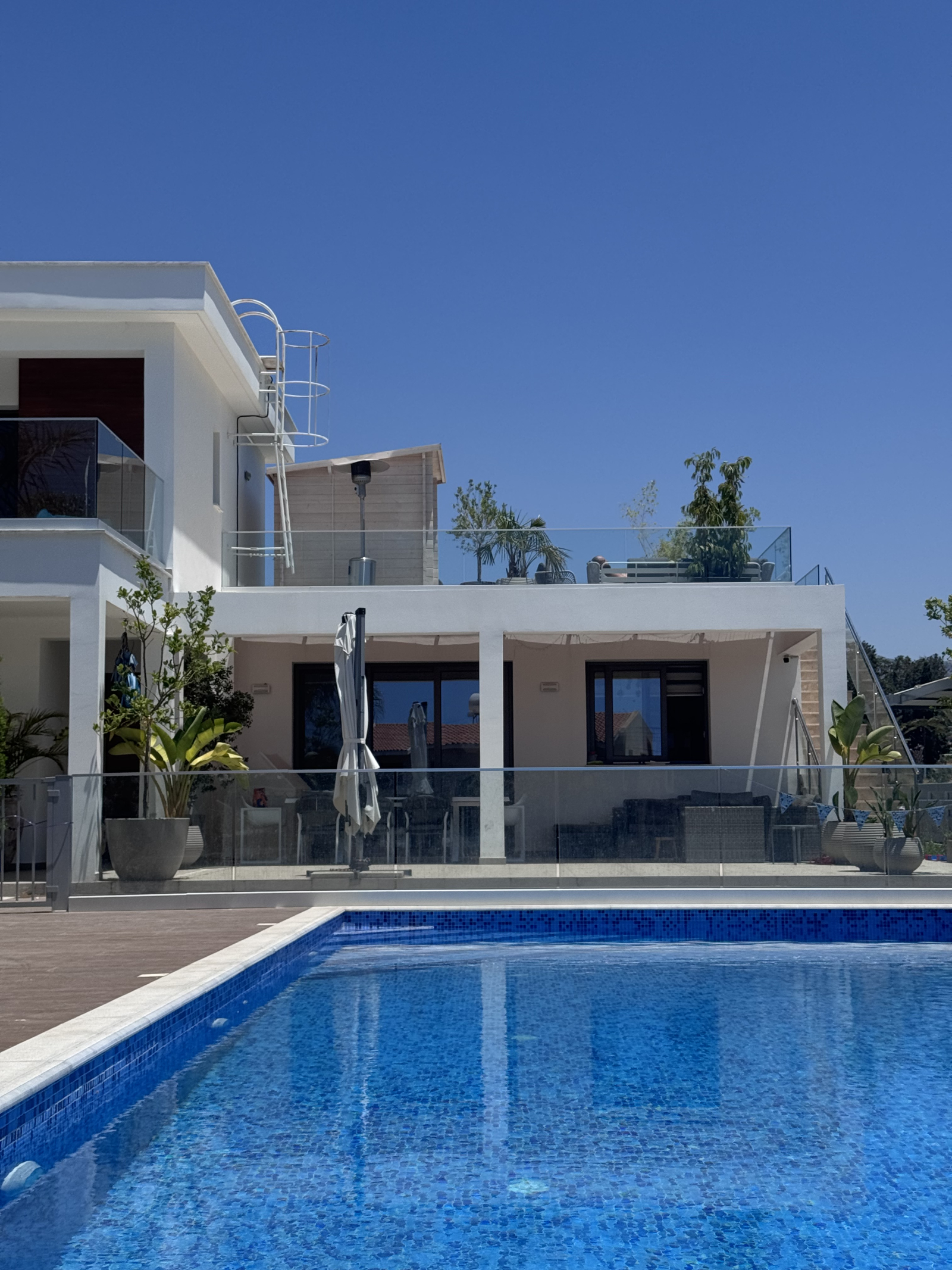 Villa costiera di lusso: piscina, sauna, palestra e grande giardino – 1 minuto dalla spiaggia