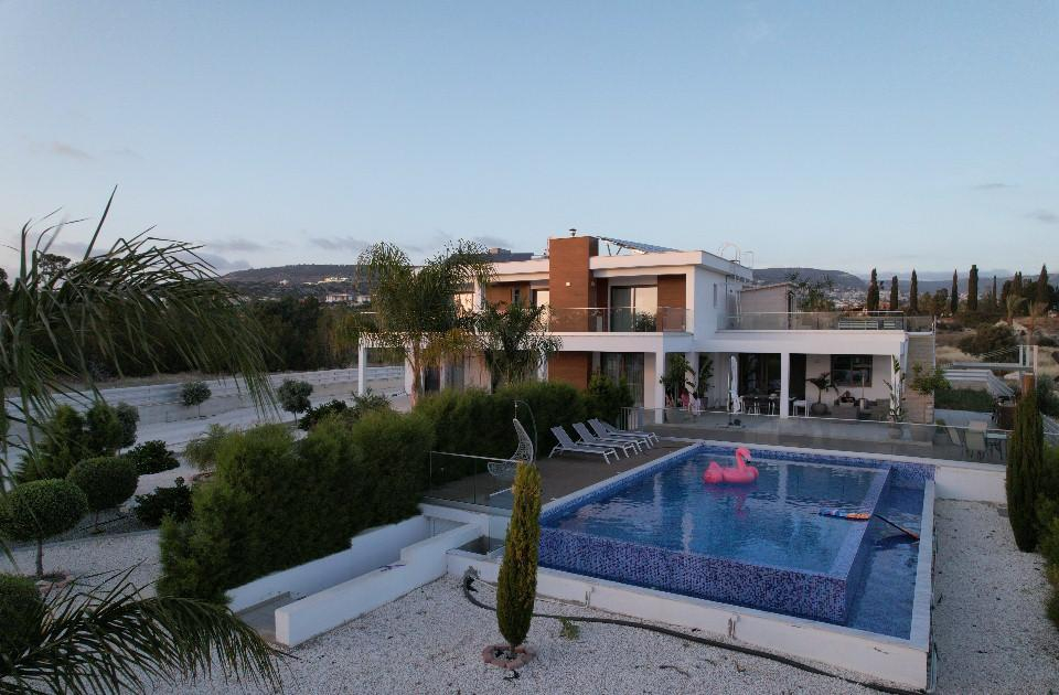 Villa costiera di lusso: piscina, sauna, palestra e grande giardino – 1 minuto dalla spiaggia