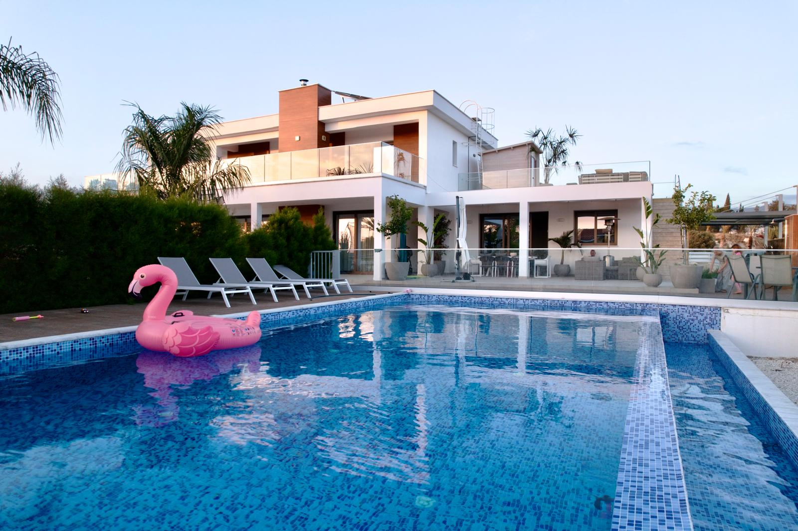 Villa costiera di lusso: piscina, sauna, palestra e grande giardino – 1 minuto dalla spiaggia