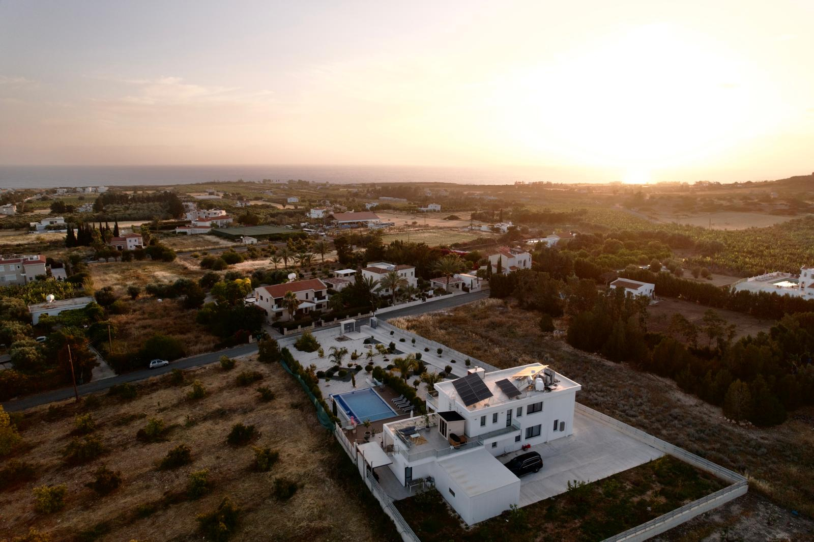 Villa costiera di lusso: piscina, sauna, palestra e grande giardino – 1 minuto dalla spiaggia
