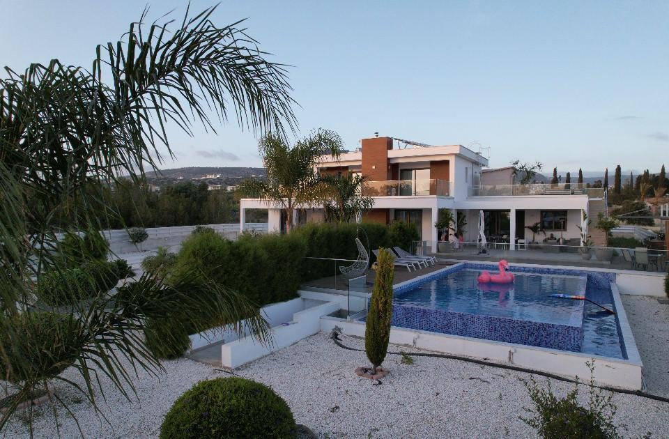Villa costiera di lusso: piscina, sauna, palestra e grande giardino – 1 minuto dalla spiaggia